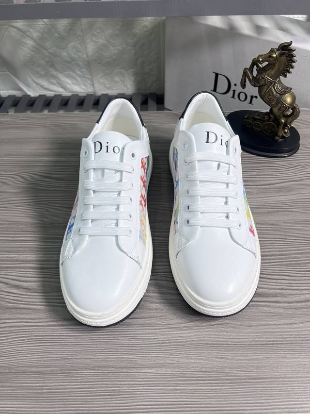 Dior -高端品质 原单 2024早春 -鞋面：Sp高级牛二层 顶级丝光立体面料 -内里：内里；高级羊皮里，垫脚；顶级牛皮 -大底：超轻精品橡胶； -超高品控